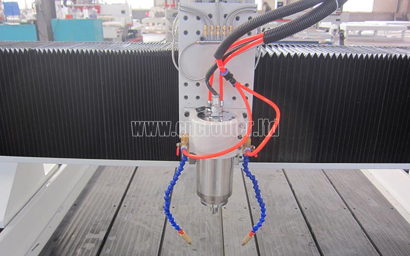 Husillo refrigerado por agua con boquillas de refrigerante ensambladas en la máquina de tallado de piedra CNC.jpg
