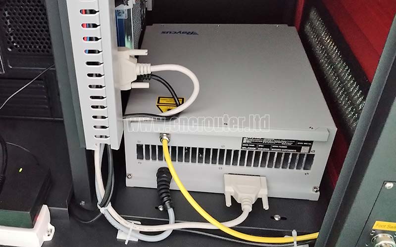 Máquina de marcado láser de fibra Raycus montada en escritorio.jpg