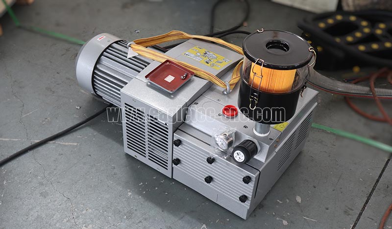 Bomba de vacío rotativa de paletas de tipo seco equipada con enrutador CNC EagleTec.jpg